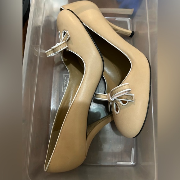 Stuart Weizmann Tan Bow Heels - Picture 6 of 9